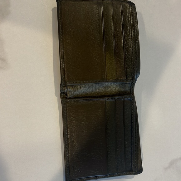 Authentic Gucci Wallet Mens GG Embossed wallet in olive green and black - Picture 6 of 8